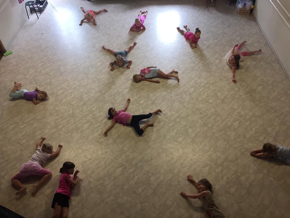 Wir tanzen zusammen um die Welt